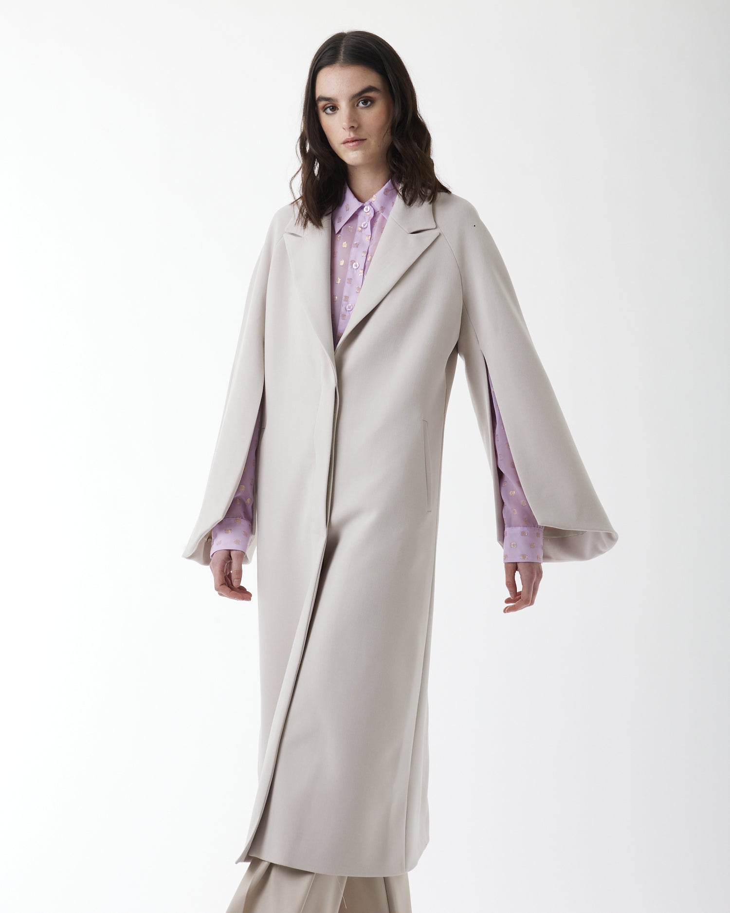 Coat with wide sleeves