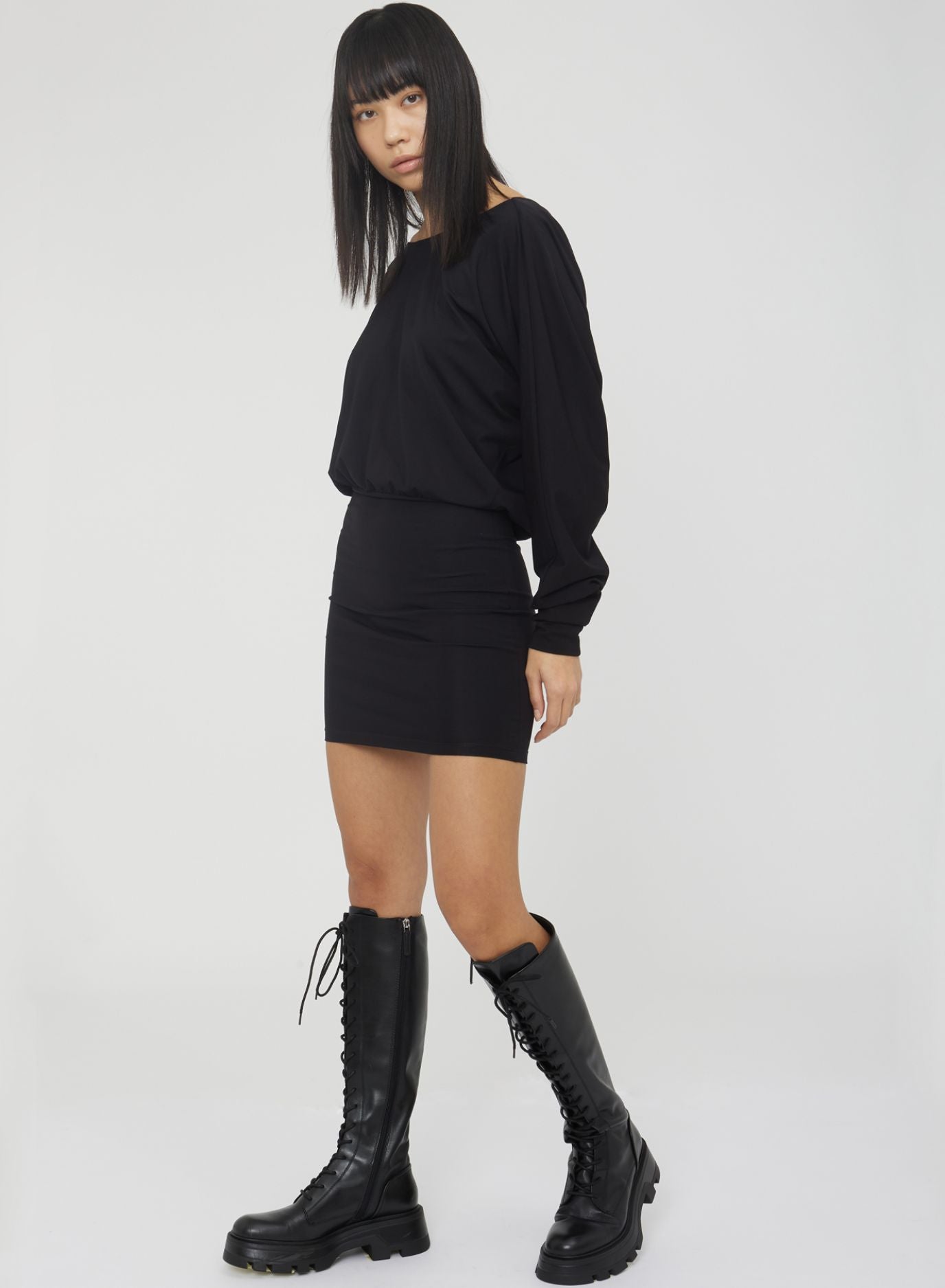 Abito corto slim con scollo - Silvianheach